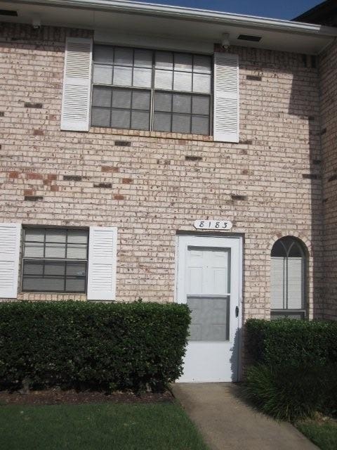 Primary Photo - 2 bed 1 1/2 bath condo off NW 23rd! Putnam...