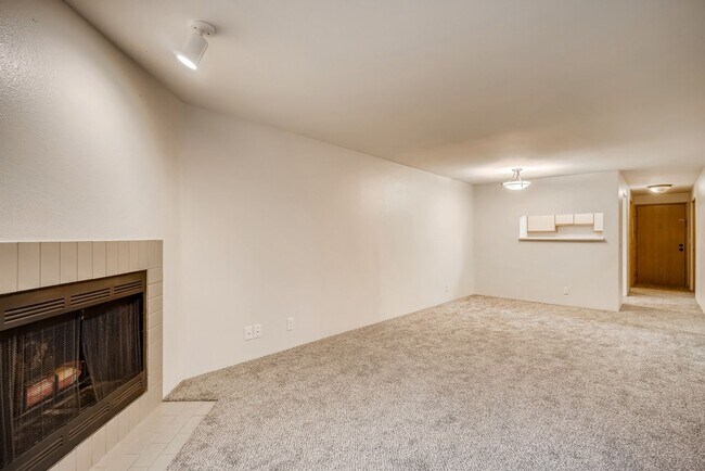 Foto del edificio - 2 Bedroom Corner Unit, excellent location!!