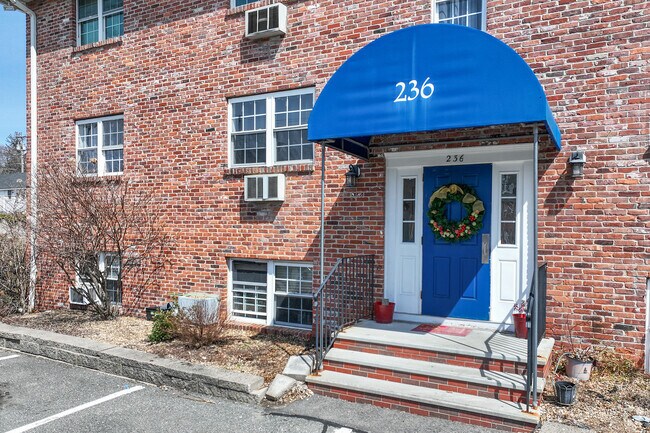 Entrada - Newport Condominiums