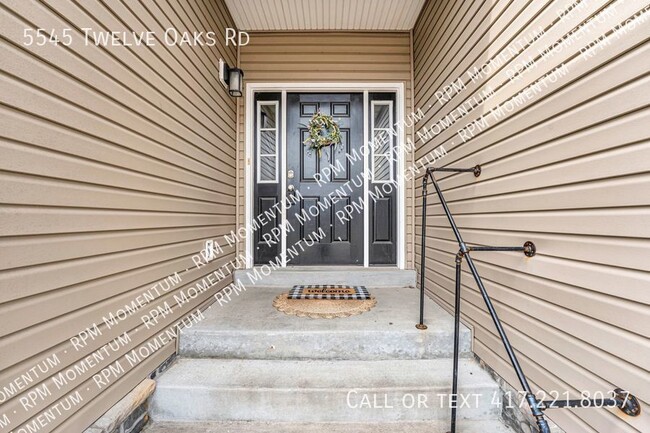 Building Photo - Spacious 5 bed 3 Full bath home with a bas...