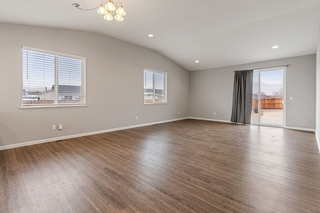 Building Photo - Trailer Parking, Newer house with Low main...
