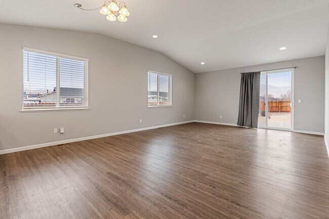 Foto del edificio - Trailer Parking, Newer house with Low main...