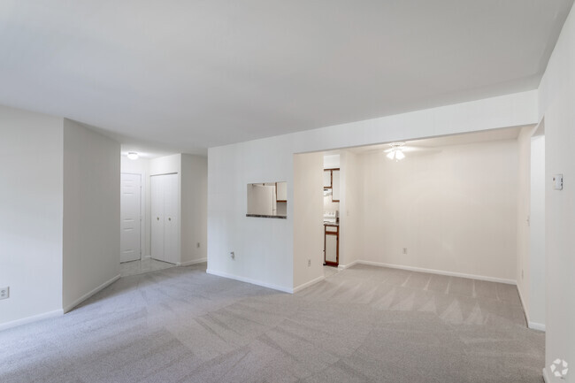 1 BR, 1 BA - 690 SF - Seneca Club Apartments