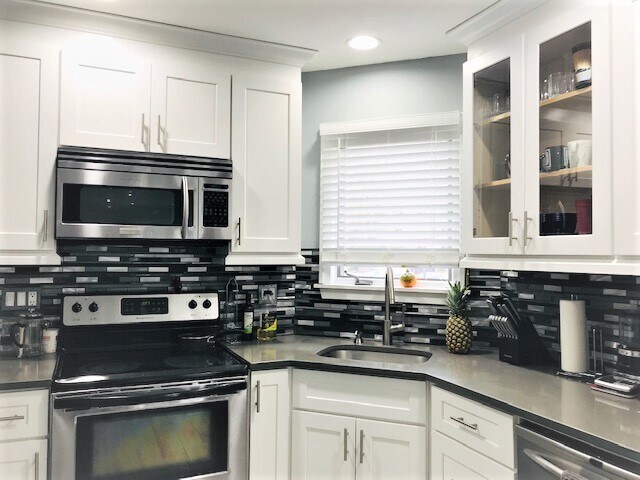 Gourmet kitchen - 161 Grove St