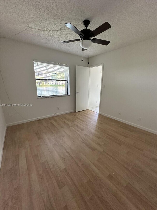 Foto del edificio - 10003 Winding Lake Rd