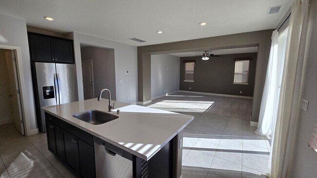 Foto del edificio - Beautiful two story Spanish springs home