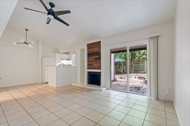 Building Photo - "Charming 2-Bedroom Retreat in Vibrant Aus...