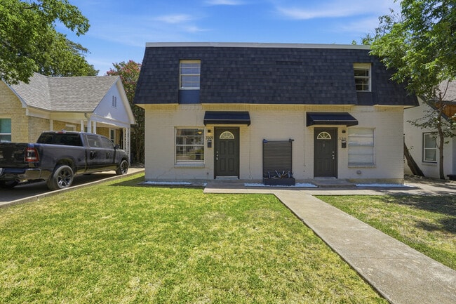 Building Photo - 3211 Rogers Ave
