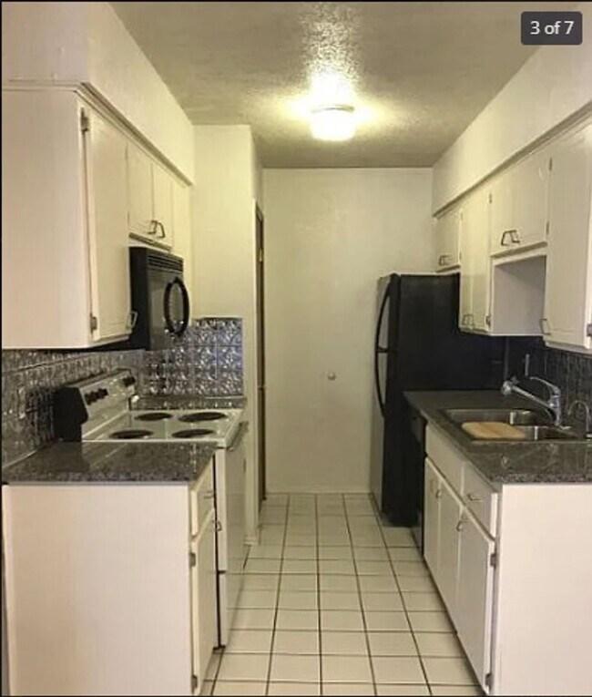Foto del edificio - 1-bed, 1-bath apartment with washer and dryer provided