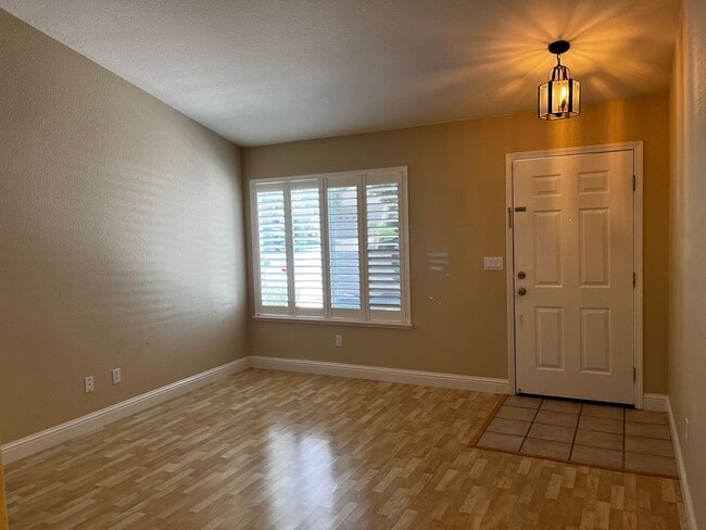 Building Photo - Beautiful Roseville 3 Bedroom, 2 Bathroom ...