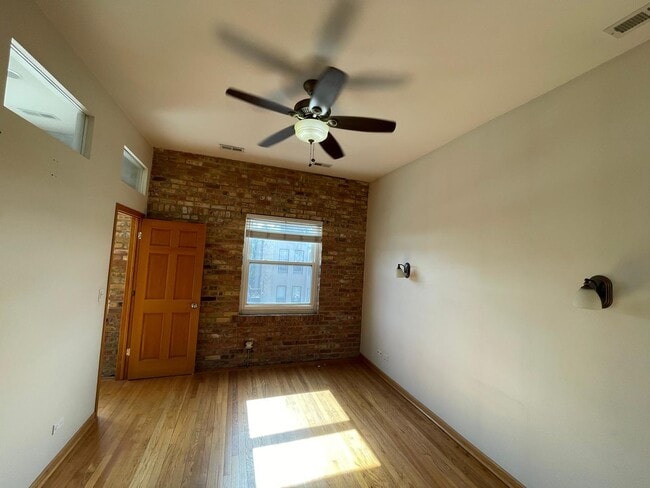 Foto del edificio - 2350 W Grand Ave