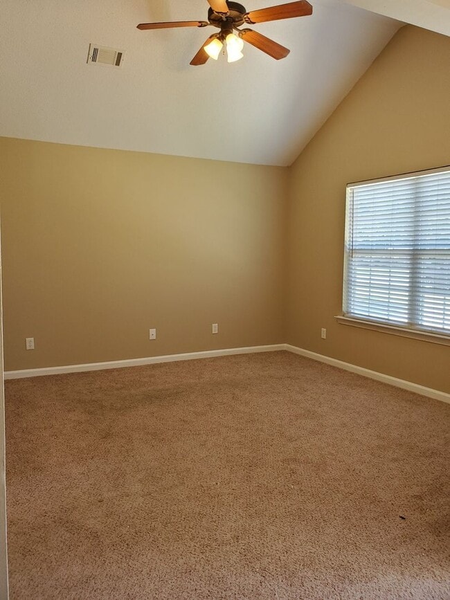 Foto del edificio - 3 bedroom, 2 bath home on a over sized cor...