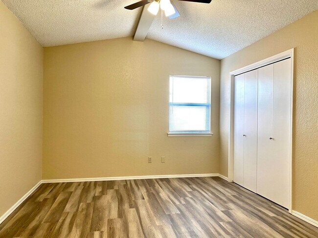 Building Photo - Newley Remodeled!  Must See! 3 Bed 2 Bath!