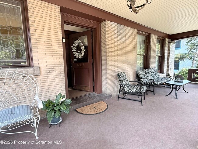 Foto del edificio - 629 Clay Ave