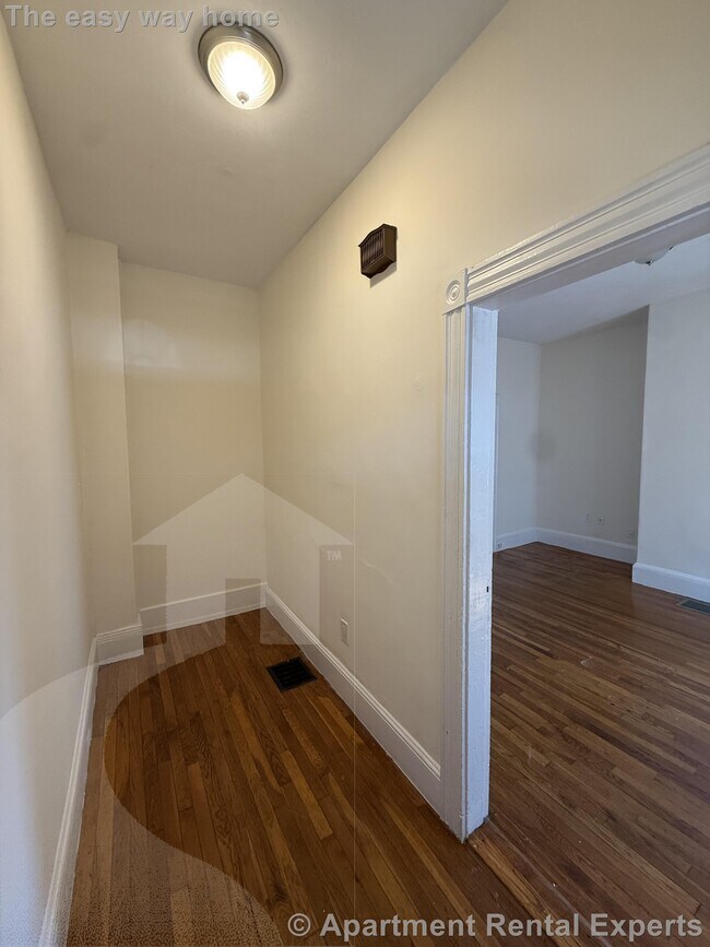 Building Photo - 55 Bonair St