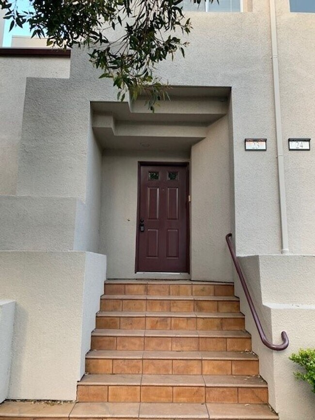 Foto del edificio - Multilevel townhome at City Homes East