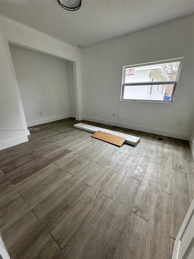 Building Photo - 113 NE 75th St