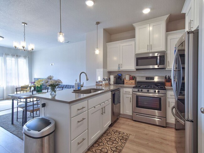 Foto del edificio - Like New Reed's Crossing Townhouse! Available Now!!