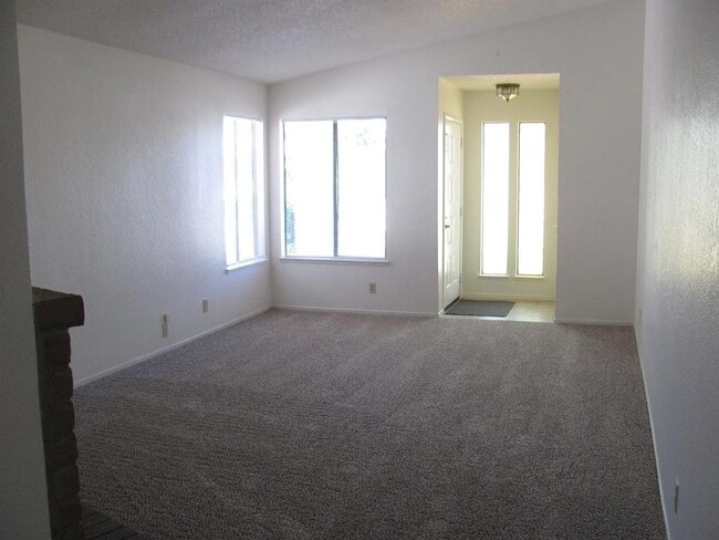 Building Photo - Charming 3 Bedroom, 2 Bath Halfplex in Southwest Woodland