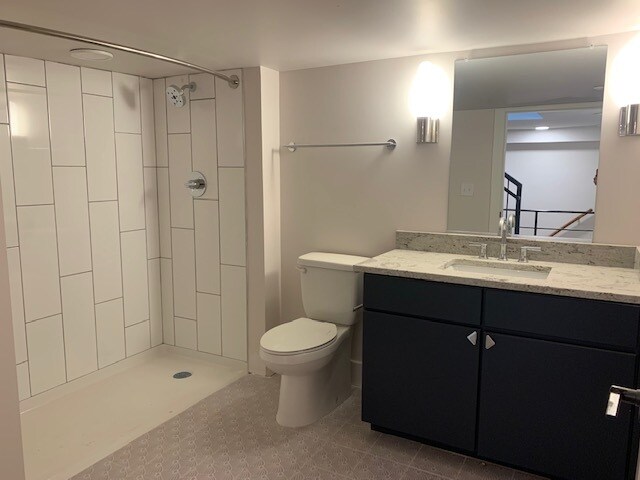 Primer baño completo. - 210 E Grace St