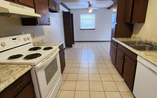 Foto del edificio - 3/1.5 bath South OKC-small pets accepted