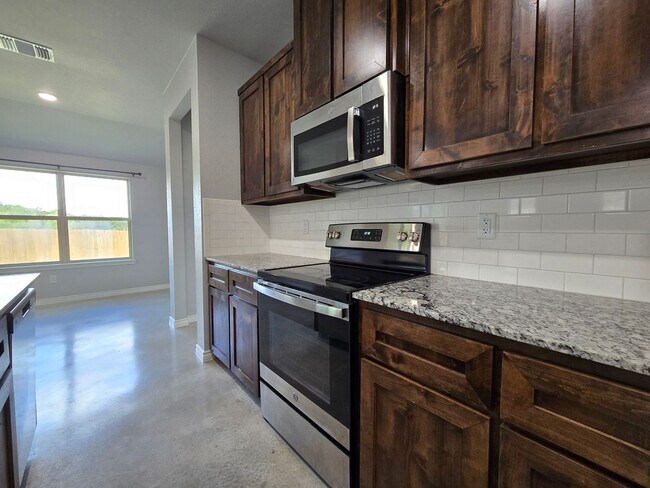Building Photo - MOVE IN SPECIAL & NEW IN MANAGEMENT - AVAI...