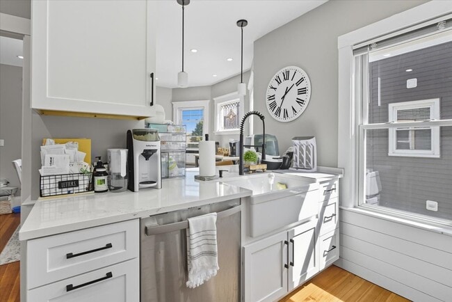 Building Photo - 663 Adams St