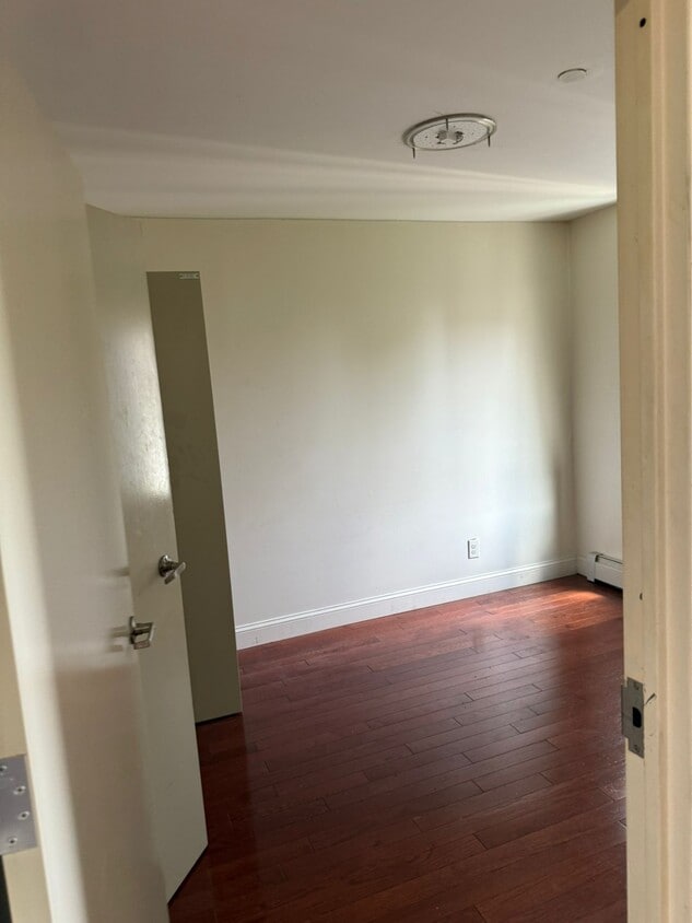 Building Photo - 2120 Daly Ave