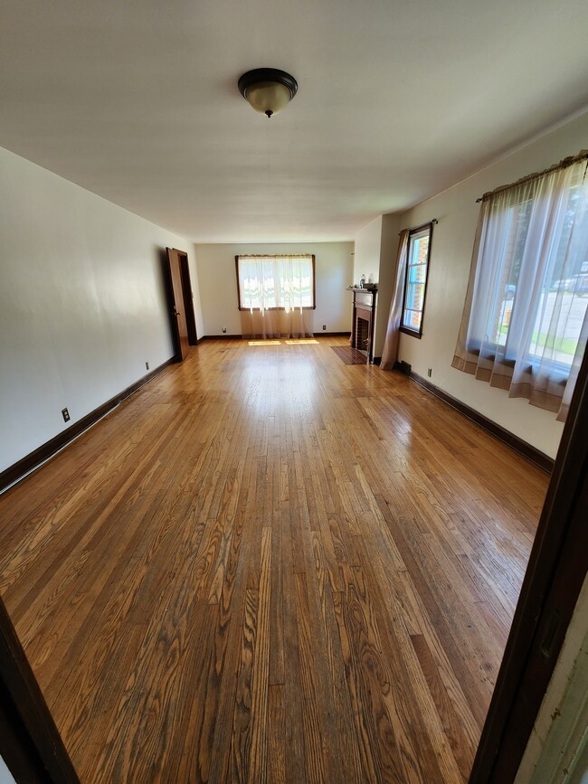 Spacious living room - 102 E 38th St