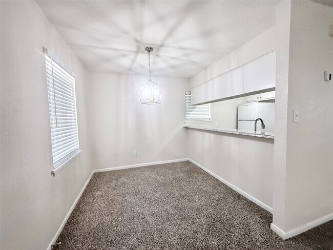 Foto del edificio - 321 E Cedar St