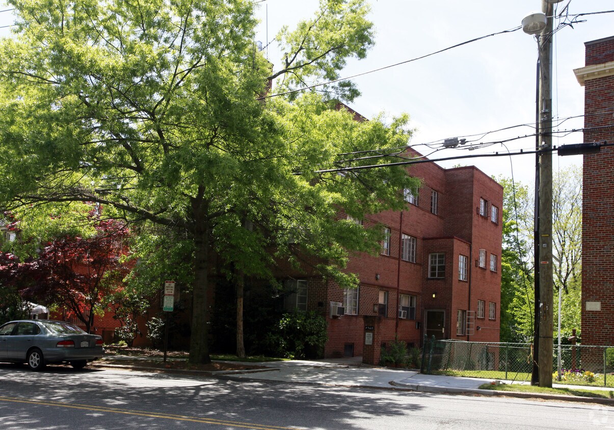 Primary Photo - 4560 MacArthur Blvd NW