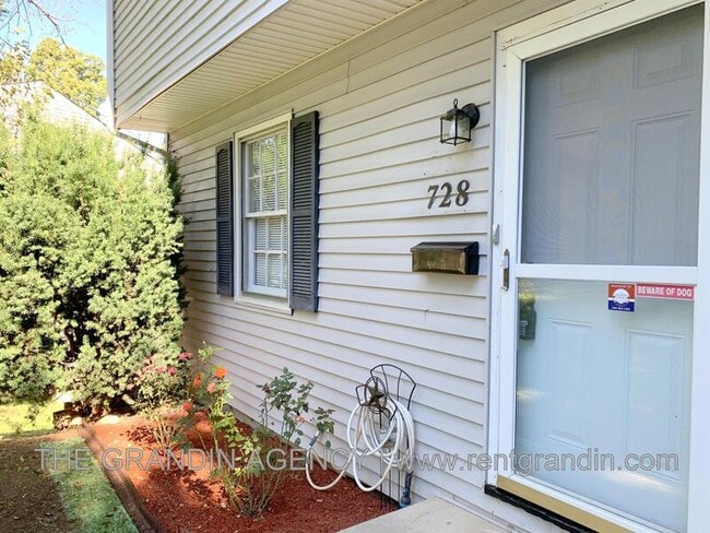 Foto del edificio - 728 Welton Ave SW