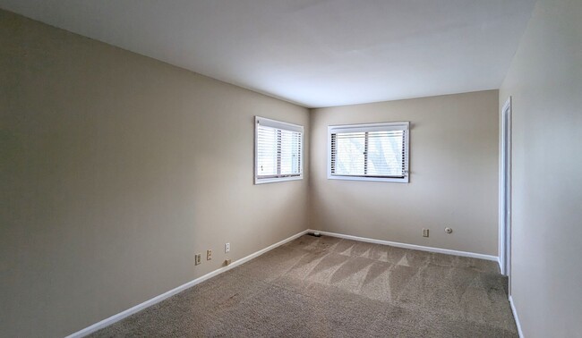 Foto del edificio - 4 bd 1.5 ba townhome Joliet