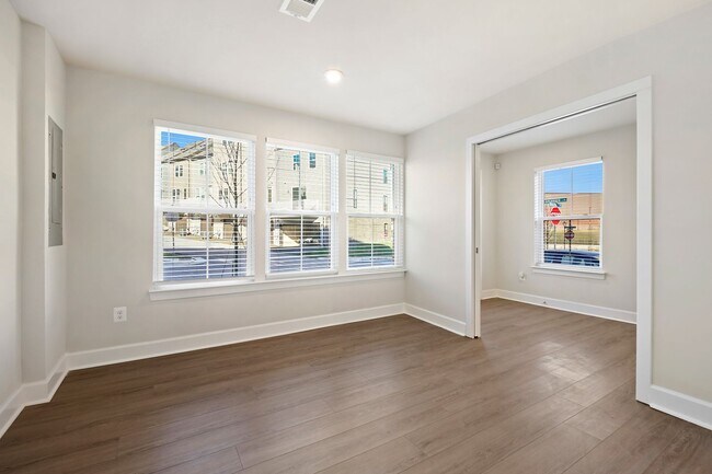 Foto del edificio - Exquisite, Sunlit, 4 level, 3 Bedrooms /2F...