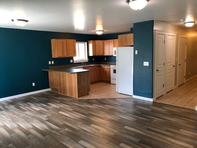 Building Photo - Spacious 3-Bedroom Condo in Belgrade — Prime Location!