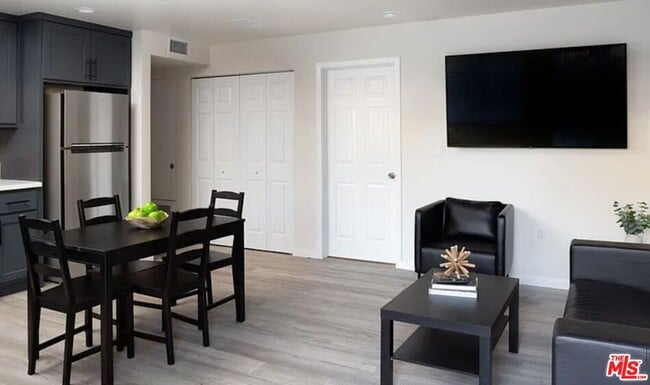 Foto del edificio - 1320 W 37th St