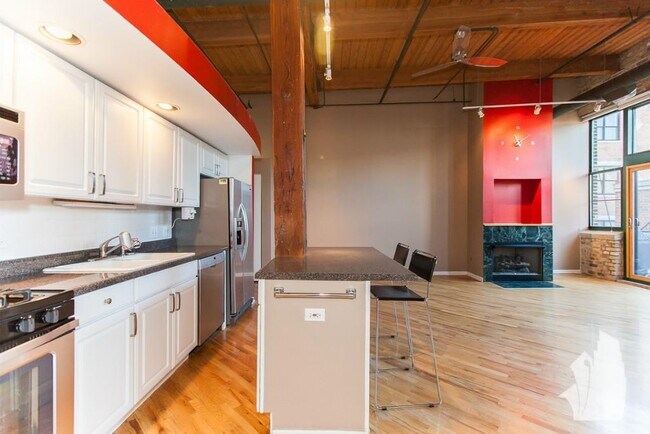 Building Photo - 2222 W Diversey Ave