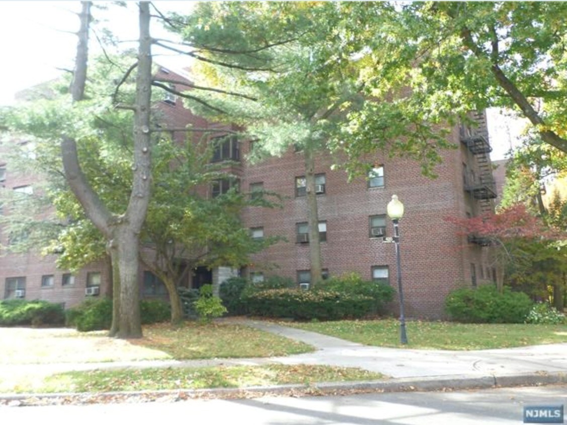 Primary Photo - 420 Fairview Ave