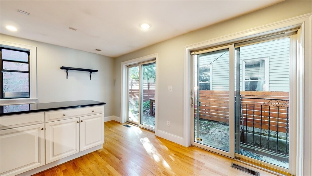 Foto del edificio - 649 E 3rd St