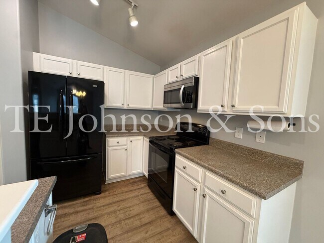 Foto del edificio - Modern Comfort with Vaulted Ceilings & Garage in Winston-Salem