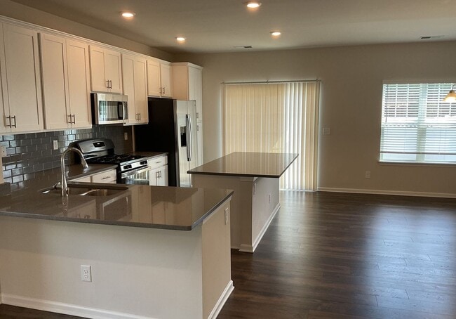 Foto del edificio - COMING SOON!! Spacious and Modern 3-Bedroo...