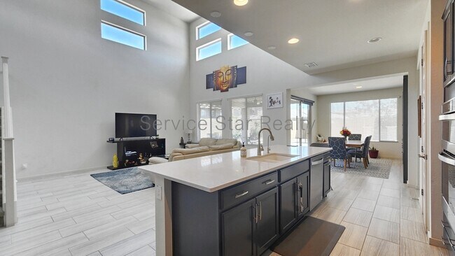 Building Photo - 3407 E Louise Dr