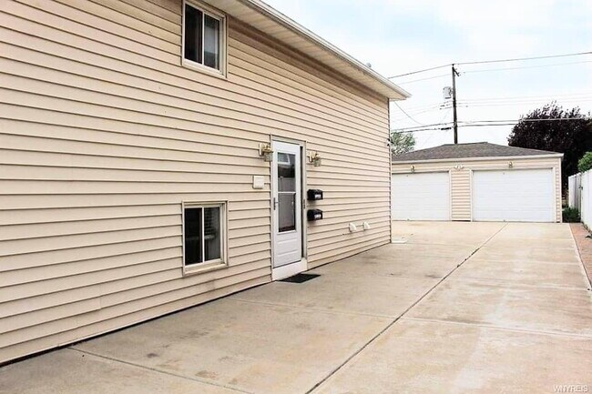 Driveway with backyard garage - 288 Meadowlawn Rd
