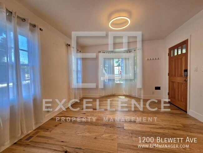 Building Photo - Spacious 4/2.5 With Solar, Pets Negotaible...
