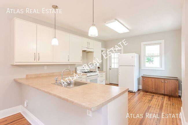 Foto del edificio - Cozy 2BD/1BA Home with Private Backyard in...