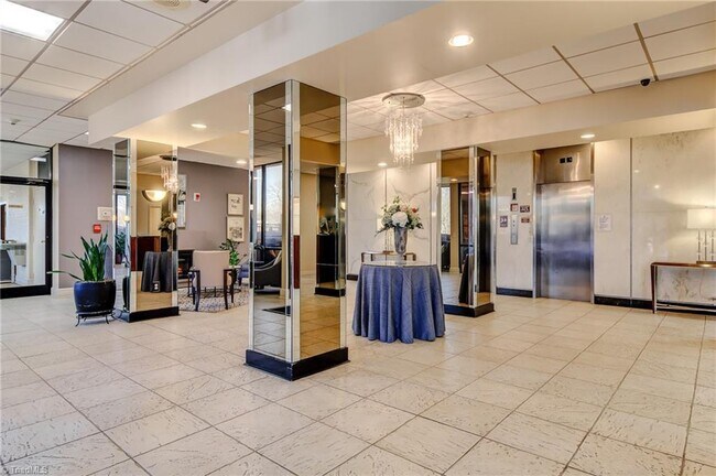 Foto del edificio - 1101 N Elm St