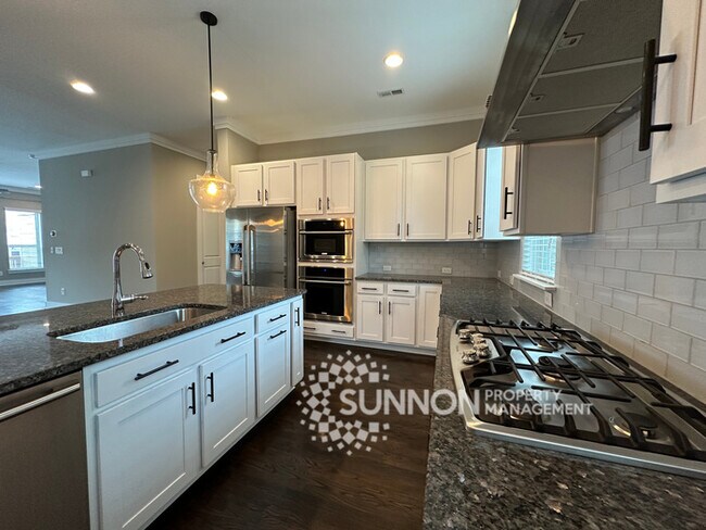 Foto del edificio - Beautiful 3-Story Townhome in the Heart of...