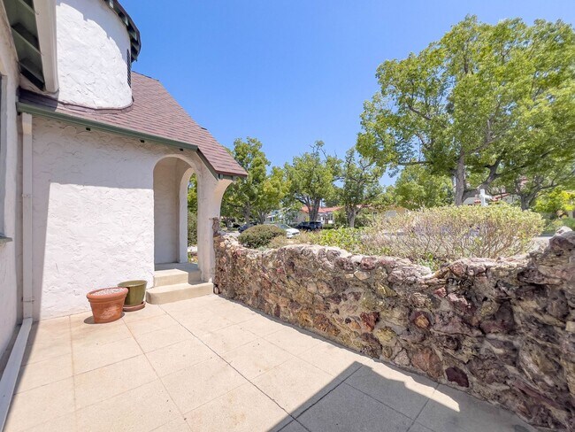 Foto del edificio - Storybook 3BR Home in Pretigious Rossmoyne...