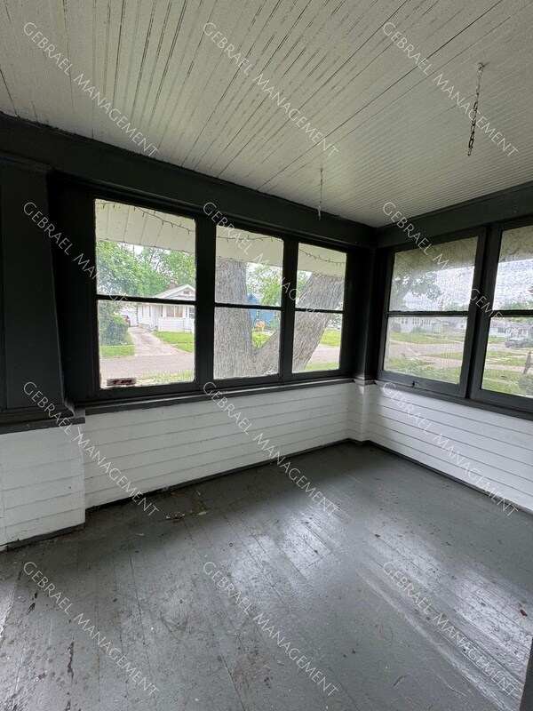 Foto del edificio - 2561 Tyrone St