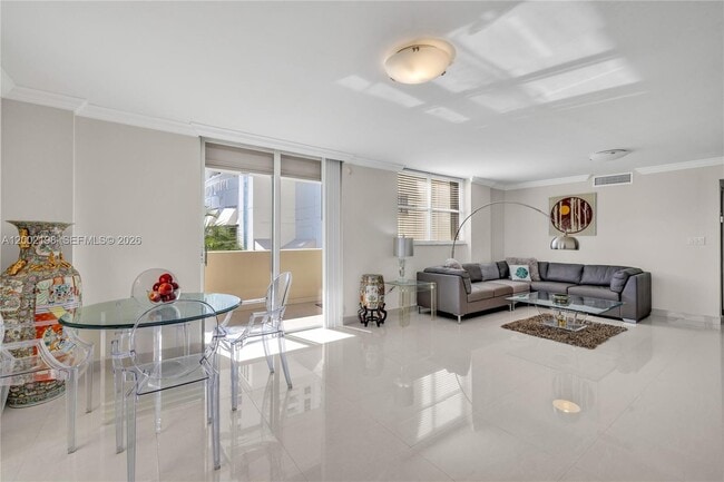 Building Photo - 1623 Collins Ave